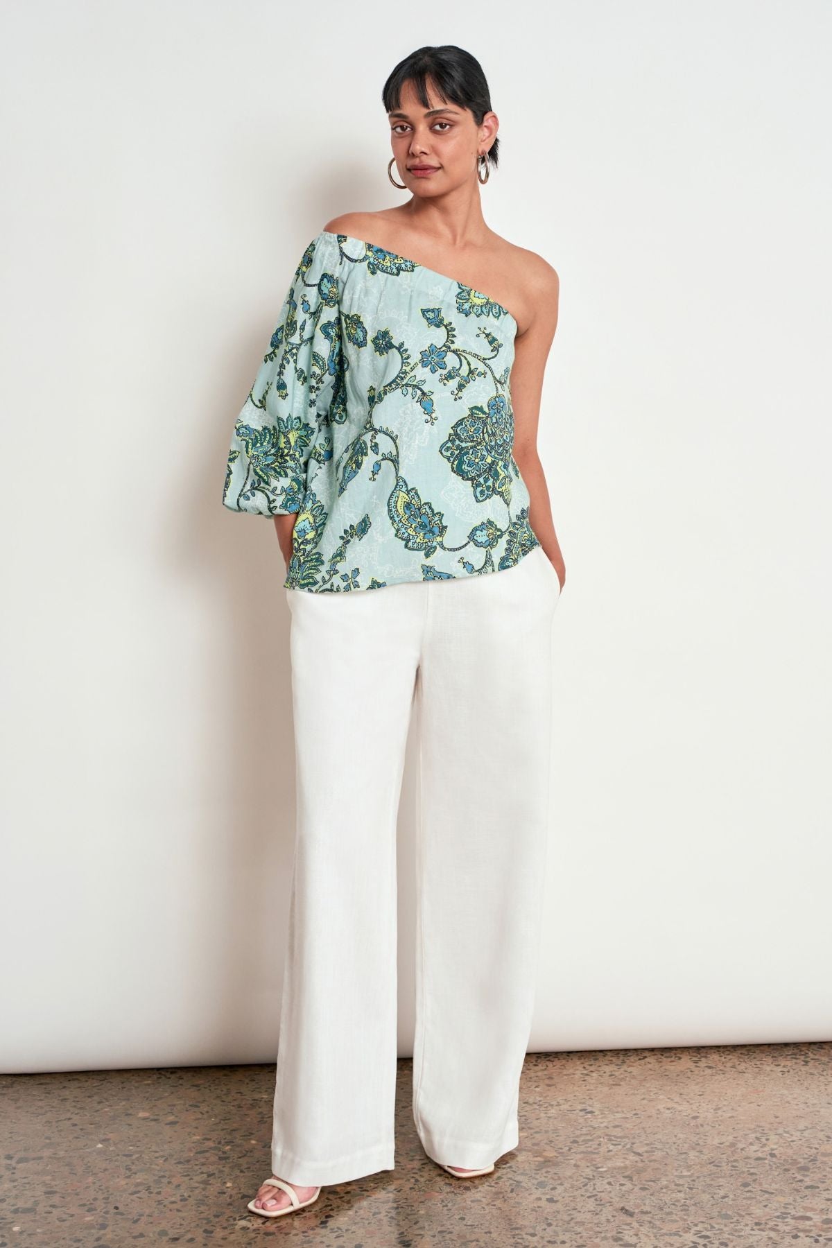 Discover the Zoe Kratzmann Pearl Top in Fern Paisley. Crafted in a soft lyocell-linen blend, featuring an asymmetric one-shoulder design and blouson sleeve.