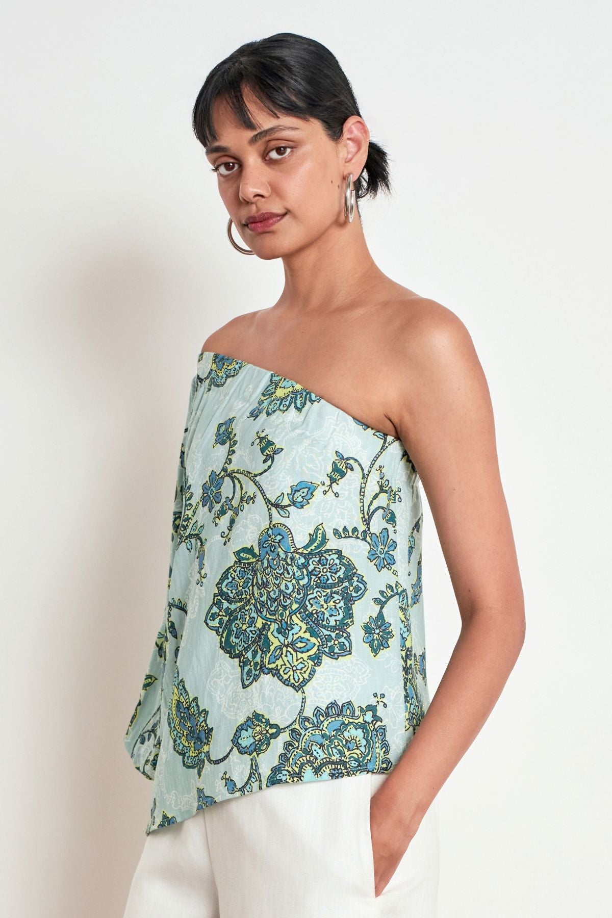 Discover the Zoe Kratzmann Pearl Top in Fern Paisley. Crafted in a soft lyocell-linen blend, featuring an asymmetric one-shoulder design and blouson sleeve.