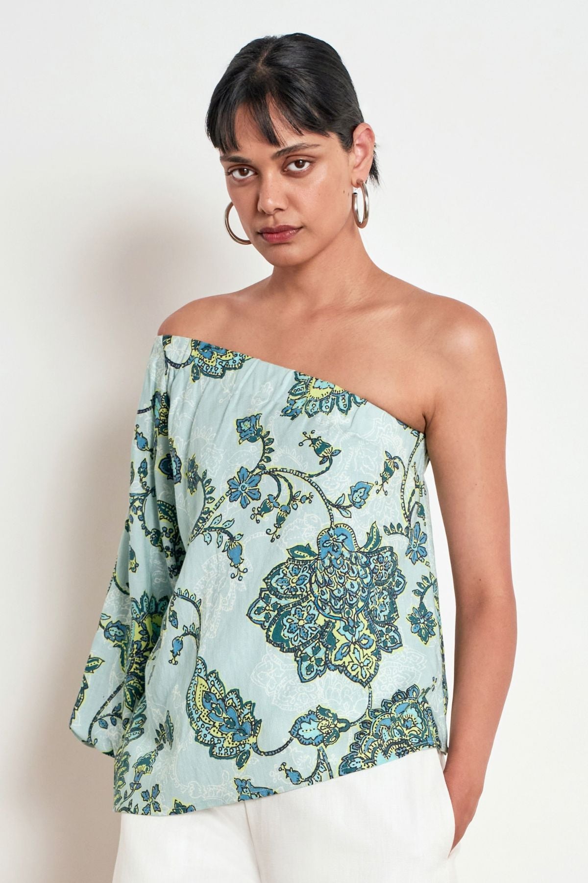 Discover the Zoe Kratzmann Pearl Top in Fern Paisley. Crafted in a soft lyocell-linen blend, featuring an asymmetric one-shoulder design and blouson sleeve.
