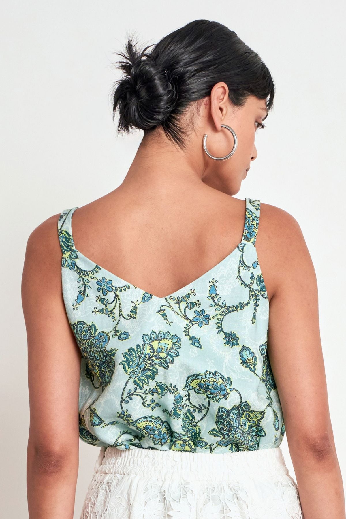 Discover the Zoe Kratzmann Tidal Top in Fern Paisley. Crafted in a soft lyocell-linen blend with wide straps, a flattering V-neckline and fluid drape.