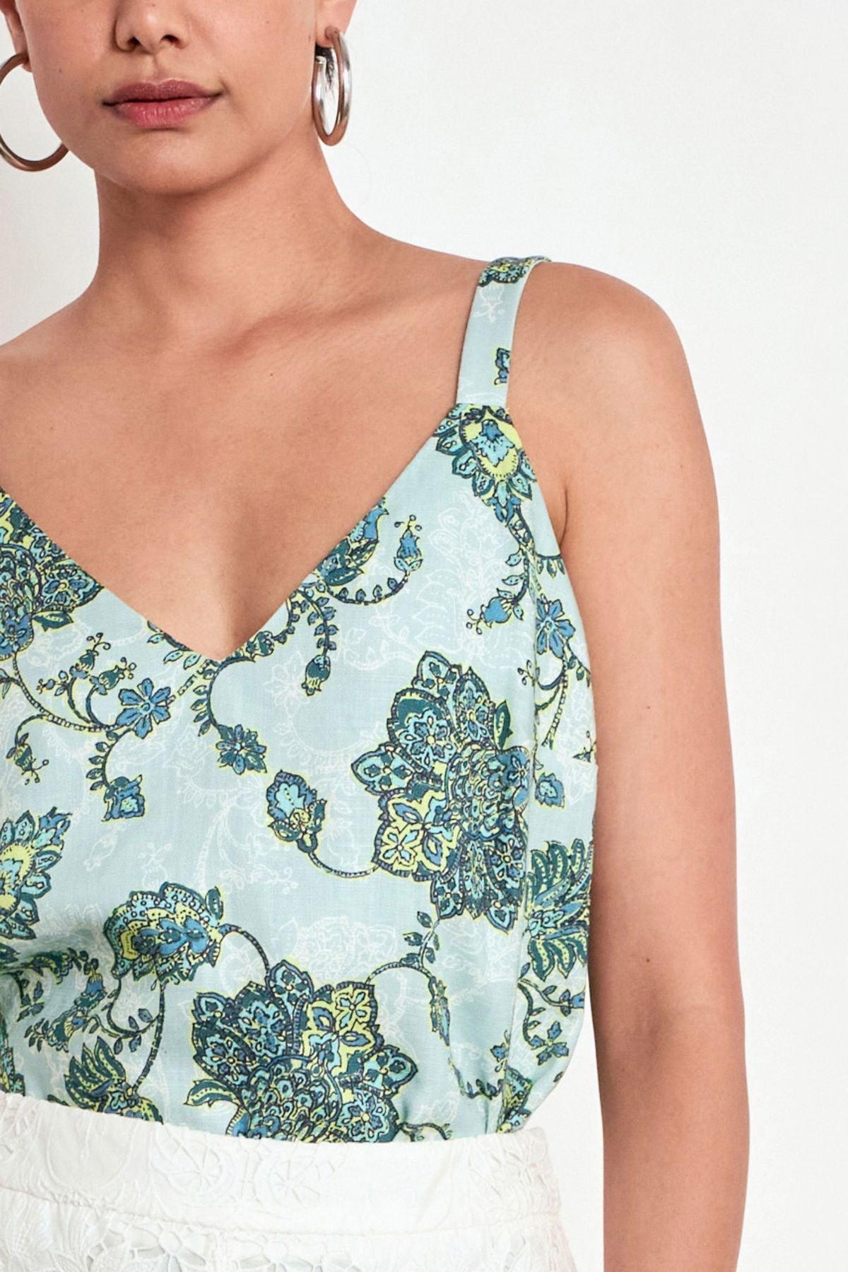 Discover the Zoe Kratzmann Tidal Top in Fern Paisley. Crafted in a soft lyocell-linen blend with wide straps, a flattering V-neckline and fluid drape.