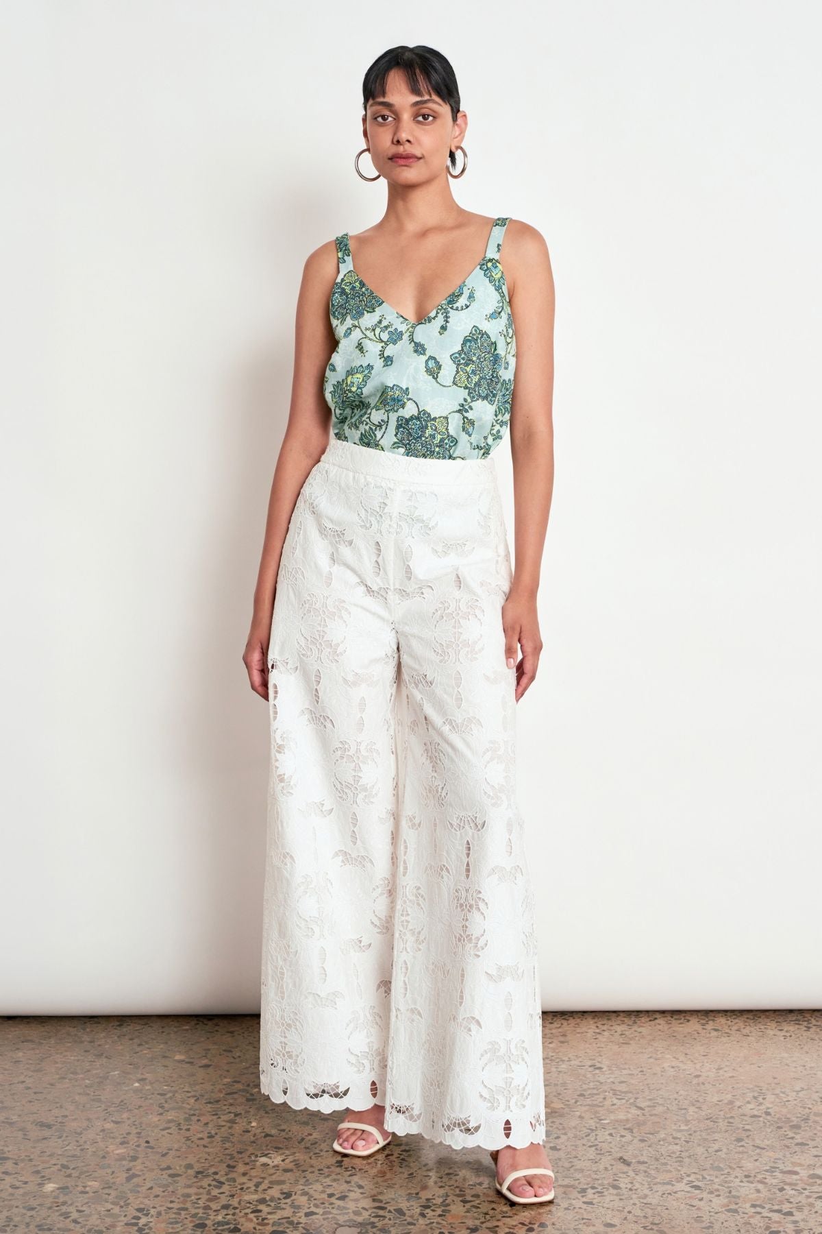 Discover the Zoe Kratzmann Tidal Top in Fern Paisley. Crafted in a soft lyocell-linen blend with wide straps, a flattering V-neckline and fluid drape.