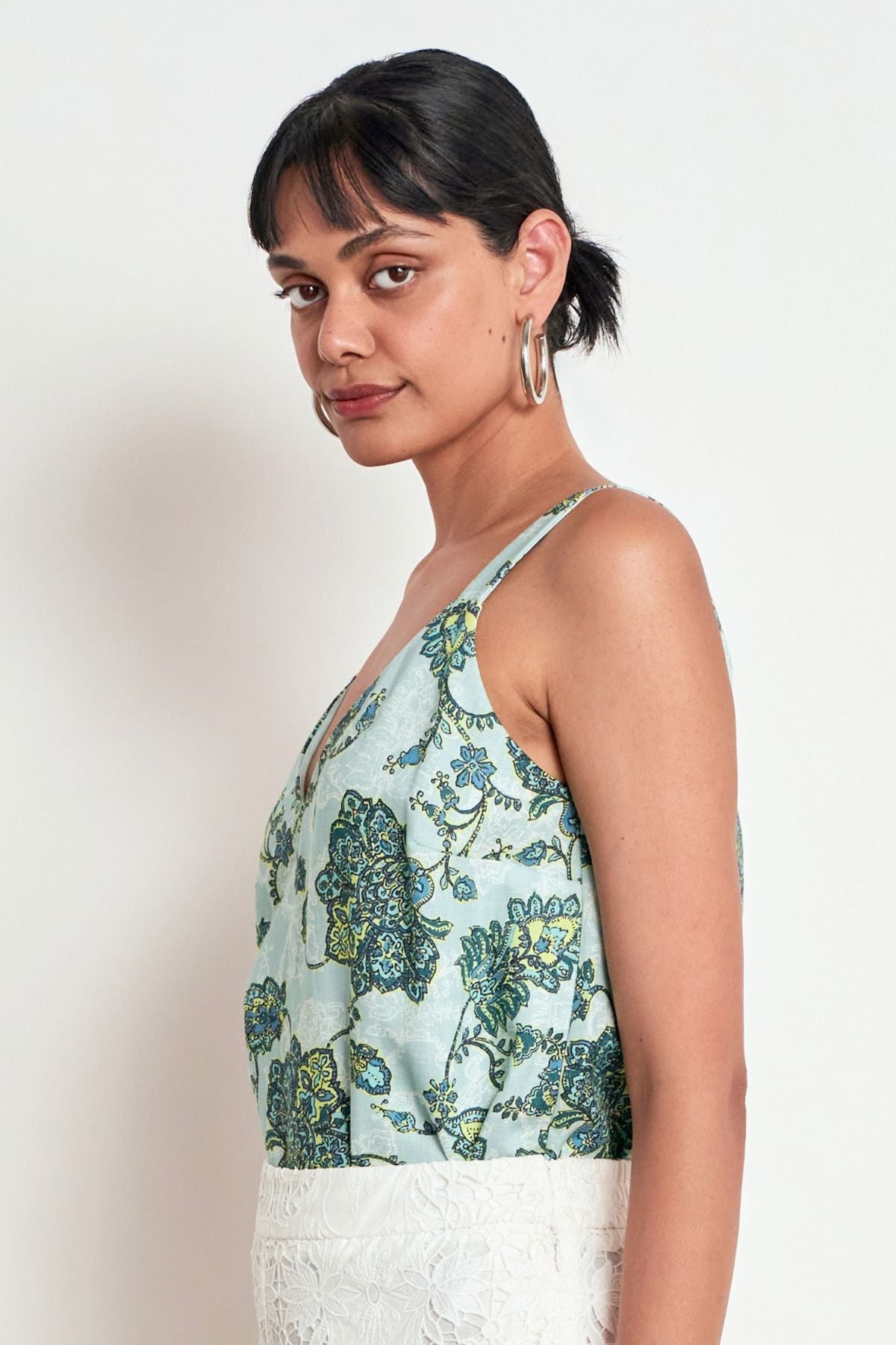 Discover the Zoe Kratzmann Tidal Top in Fern Paisley. Crafted in a soft lyocell-linen blend with wide straps, a flattering V-neckline and fluid drape.