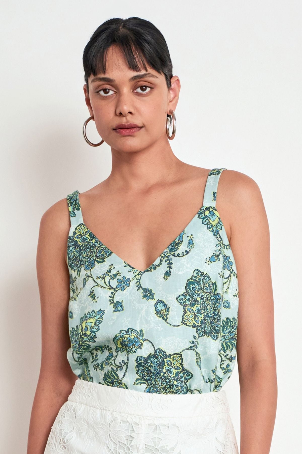 Discover the Zoe Kratzmann Tidal Top in Fern Paisley. Crafted in a soft lyocell-linen blend with wide straps, a flattering V-neckline and fluid drape.