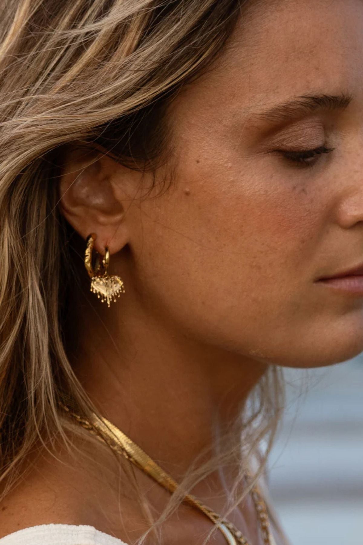 PĀMU Bobbi hoops are a modern twist on classic hoops, these square-shaped earrings showcase the same wavy texture for a bold yet elegant look. Perfect for adding dimension to any outfit. Its undulating surface mimics the natural flow of melted wax, creating a unique tactile experience and a raw, sculptural beauty that sets it apart.
Water-proof / tarnish free
PĀMU jewellery is made to be worn everywhere, every day. Our pieces are water proof, sweat proof, ocean proof, nickel free and hypoallergenic