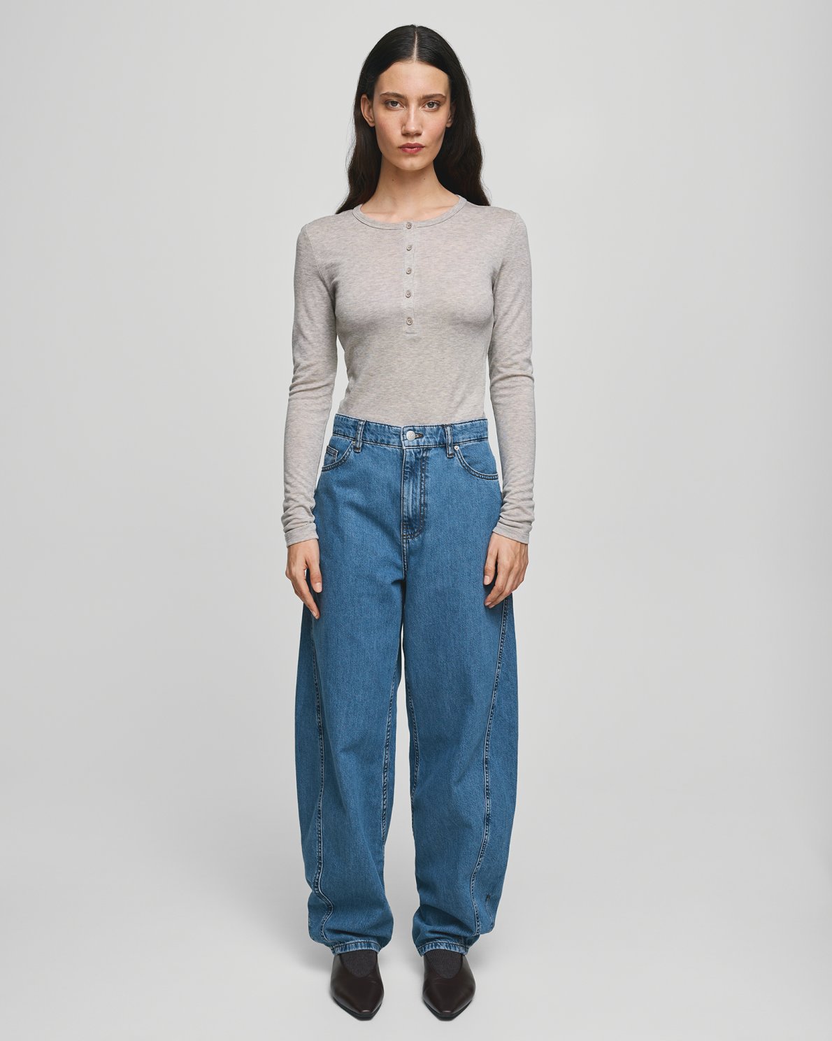 MSCH Copenhagen KOBANE LIS Barrel Jeans in washed blue denim with a loose barrel-leg fit, mid waist and tapered ankle. Features classic five-pocket styling, visible stitching, belt loops and zip button closure.