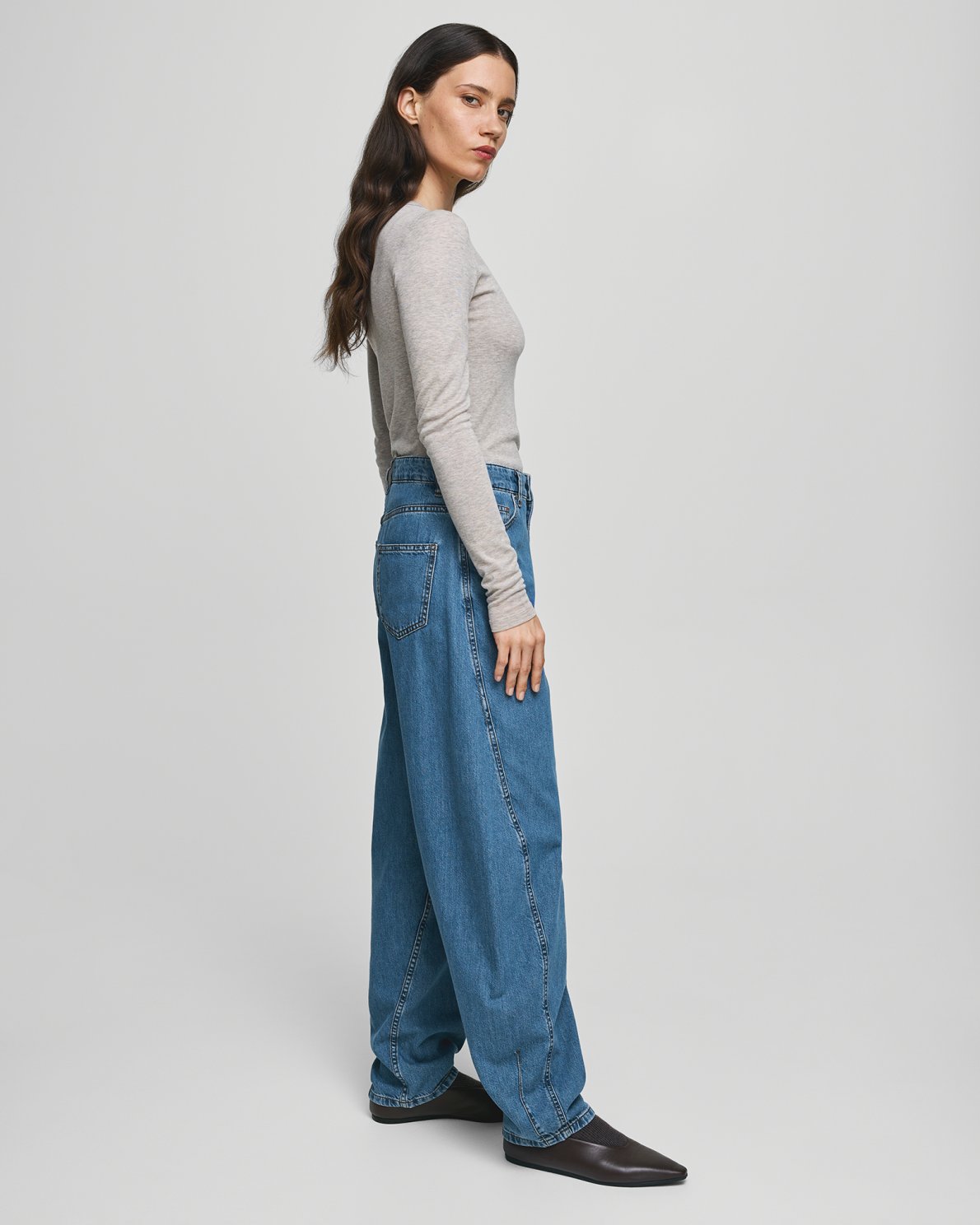 MSCH Copenhagen KOBANE LIS Barrel Jeans in washed blue denim with a loose barrel-leg fit, mid waist and tapered ankle. Features classic five-pocket styling, visible stitching, belt loops and zip button closure.
