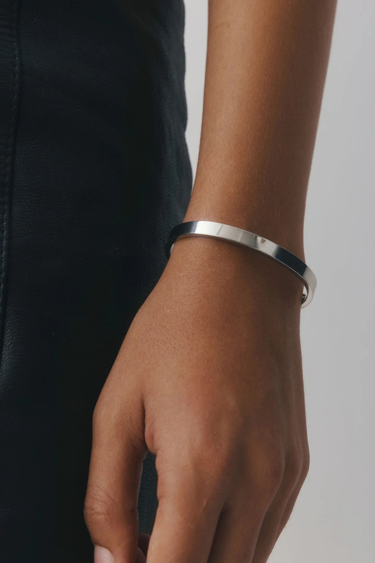 RYLEE Bracelet by Castel & Co in gold with a slim, refined silhouette designed for effortless everyday wear. Clean and modern in feel, it sits neatly on the wrist, perfect for stacking or wearing on its own. Crafted from stainless steel with gold plating, featuring a 5.8 cm diameter and 0.4 cm width. Waterproof, hypoallergenic, and lightweight at 15g.