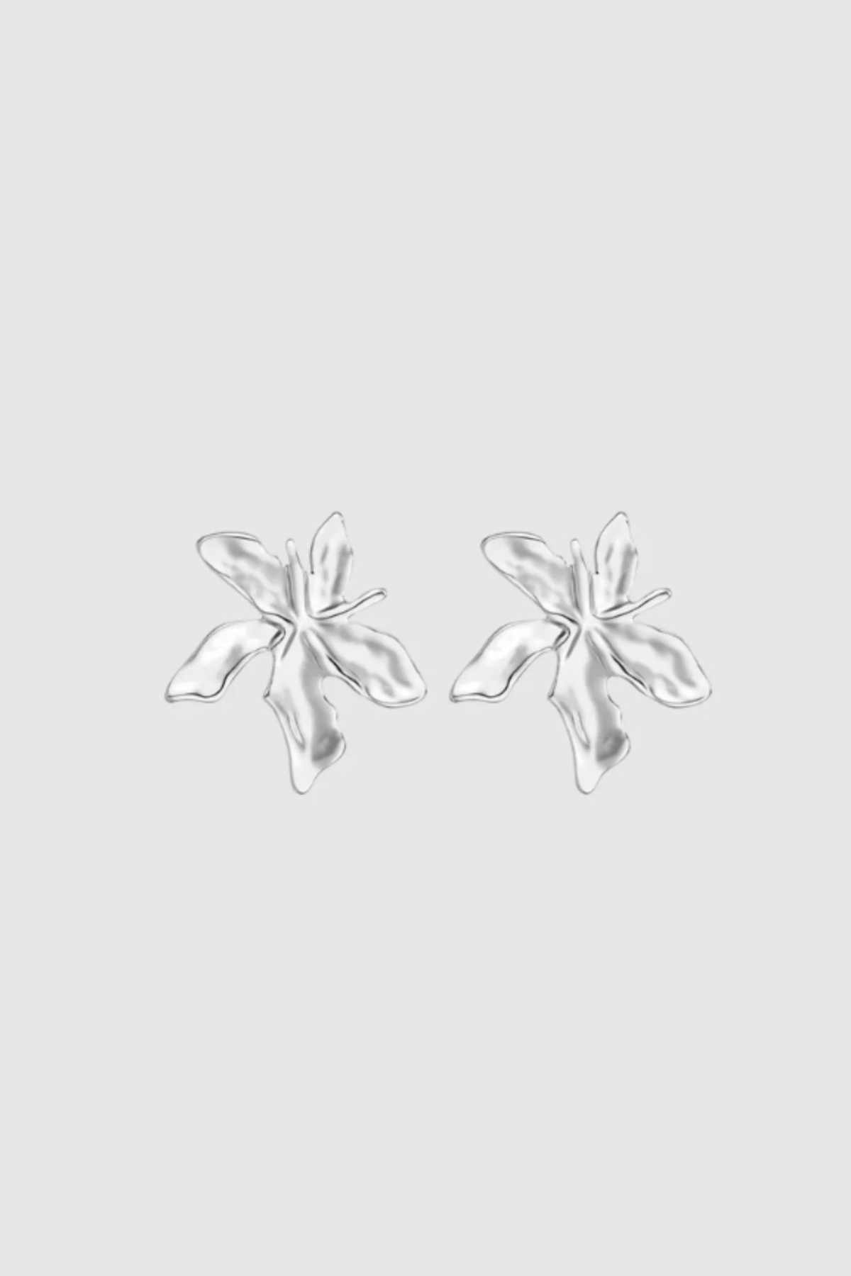 CASTEL & CO : Softly sculpted with petal-like curves, the Romy Earrings bloom with quiet elegance. Reminiscent of an iris in full flower, their organic shape brings a graceful, feminine touch to your look. Lightweight and refined – a poetic statement for any occasion.
Main material: gold plating, stainless steel
