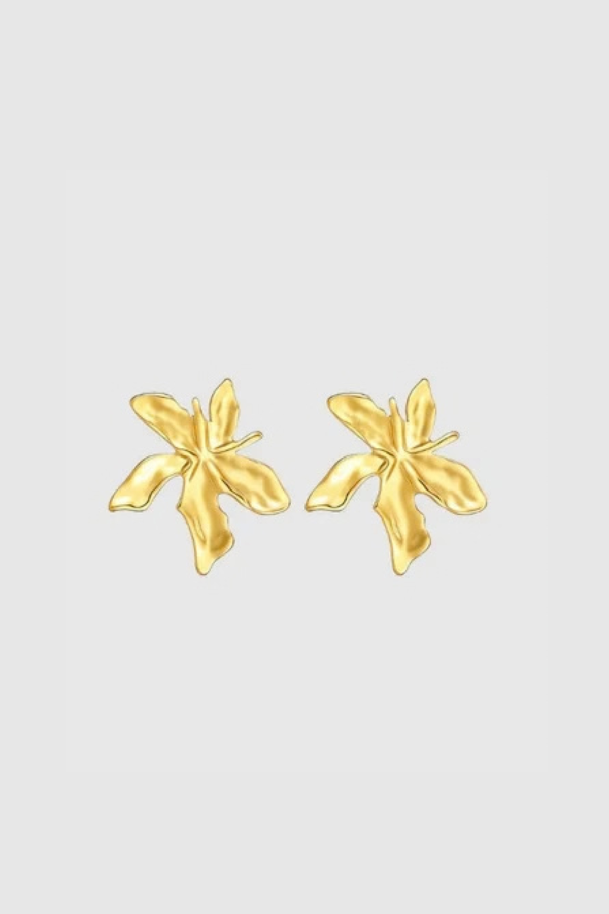 CASTEL & CO : Softly sculpted with petal-like curves, the Romy Earrings bloom with quiet elegance. Reminiscent of an iris in full flower, their organic shape brings a graceful, feminine touch to your look. Lightweight and refined – a poetic statement for any occasion.
Main material: gold plating, stainless steel