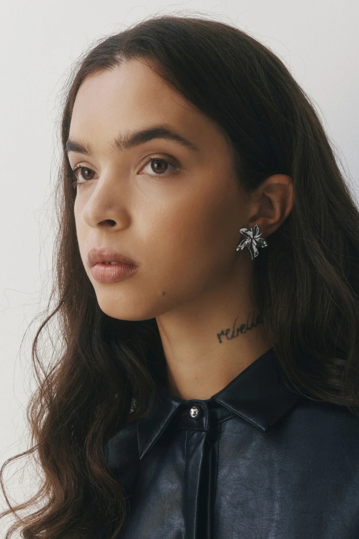 CASTEL & CO : Softly sculpted with petal-like curves, the Romy Earrings bloom with quiet elegance. Reminiscent of an iris in full flower, their organic shape brings a graceful, feminine touch to your look. Lightweight and refined – a poetic statement for any occasion.
Main material: gold plating, stainless steel