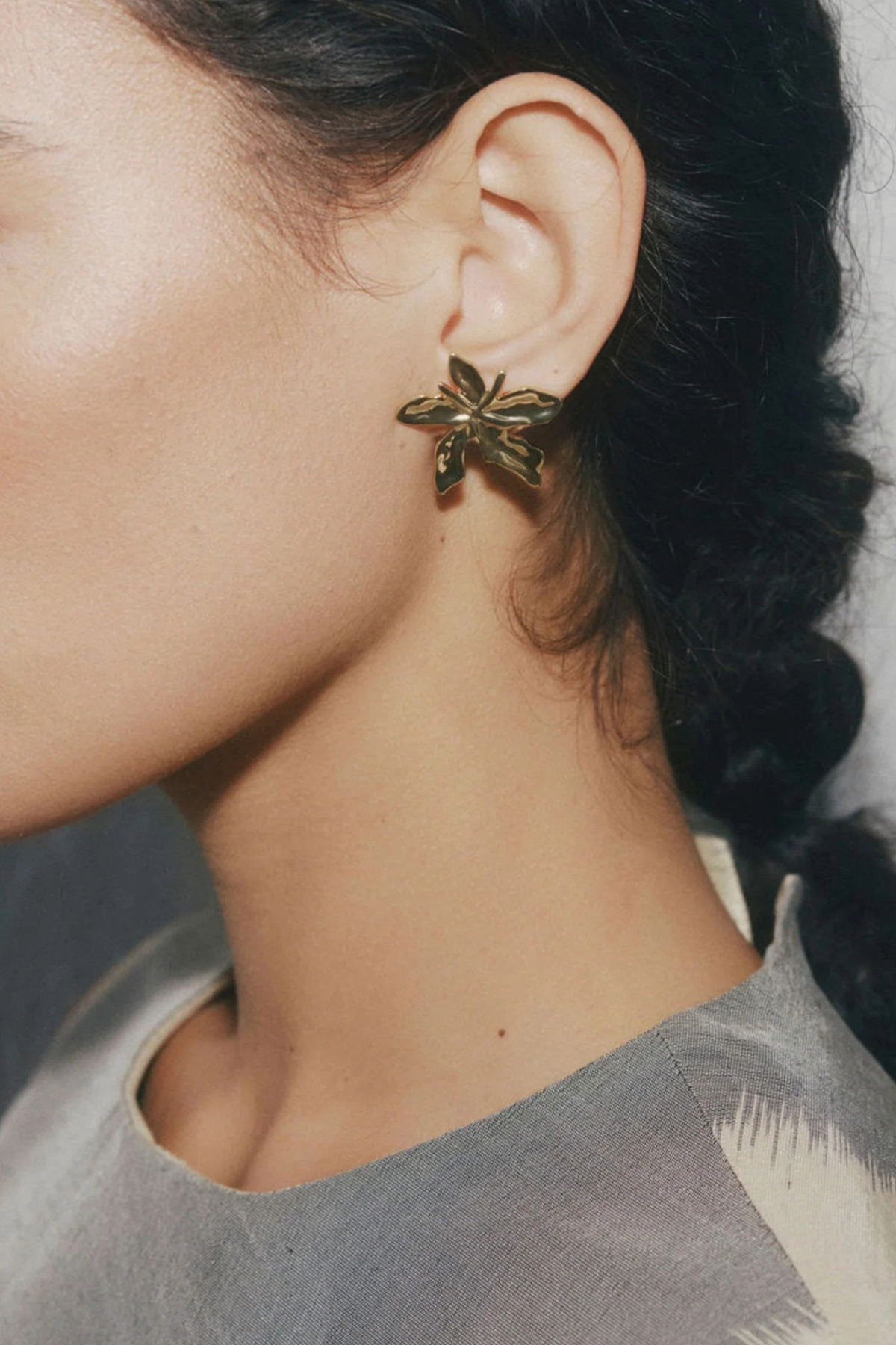 CASTEL & CO : Softly sculpted with petal-like curves, the Romy Earrings bloom with quiet elegance. Reminiscent of an iris in full flower, their organic shape brings a graceful, feminine touch to your look. Lightweight and refined – a poetic statement for any occasion.
Main material: gold plating, stainless steel