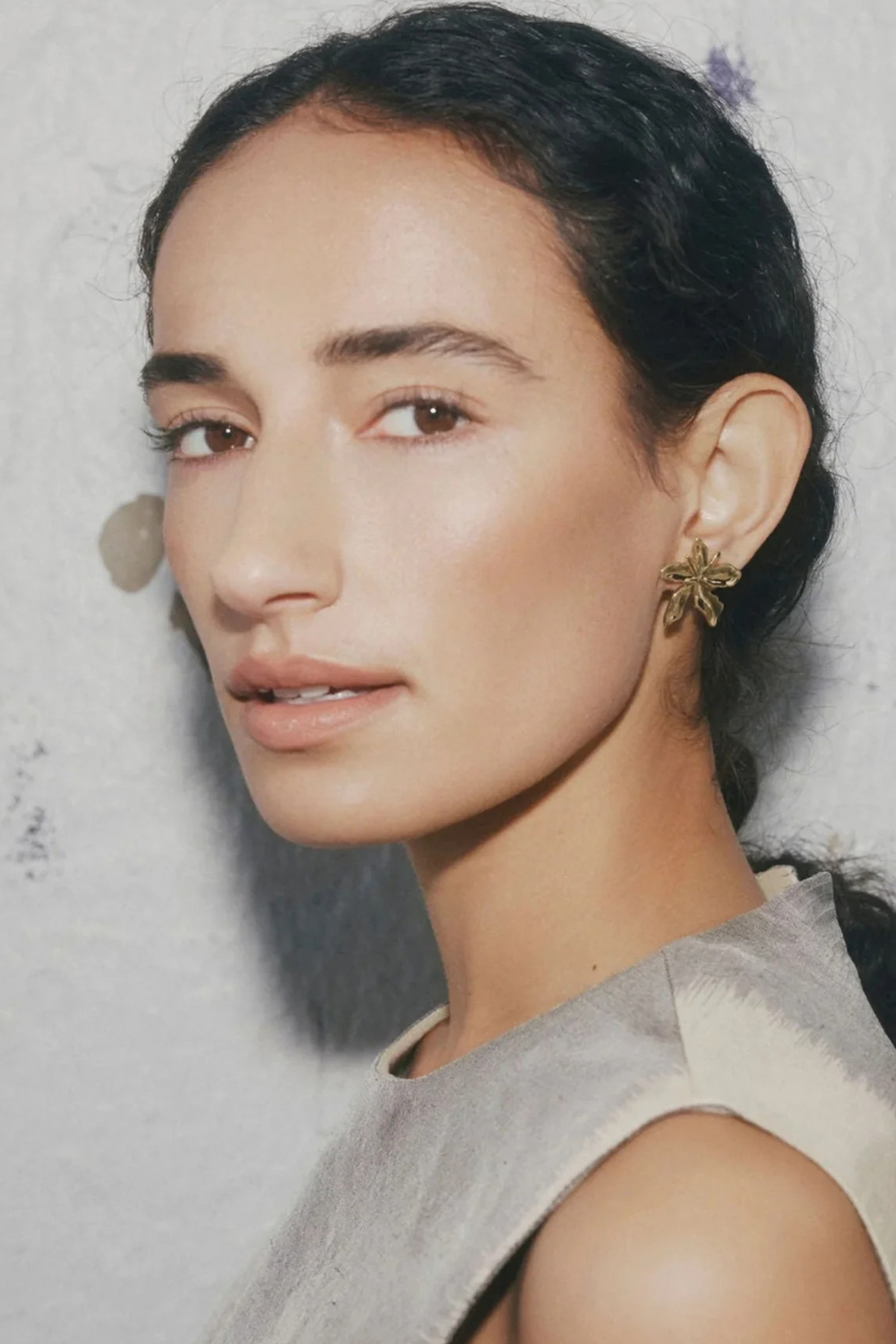 CASTEL & CO : Softly sculpted with petal-like curves, the Romy Earrings bloom with quiet elegance. Reminiscent of an iris in full flower, their organic shape brings a graceful, feminine touch to your look. Lightweight and refined – a poetic statement for any occasion.
Main material: gold plating, stainless steel