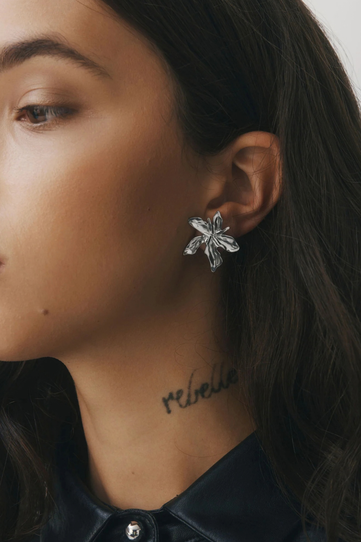 CASTEL & CO : Softly sculpted with petal-like curves, the Romy Earrings bloom with quiet elegance. Reminiscent of an iris in full flower, their organic shape brings a graceful, feminine touch to your look. Lightweight and refined – a poetic statement for any occasion.
Main material: gold plating, stainless steel