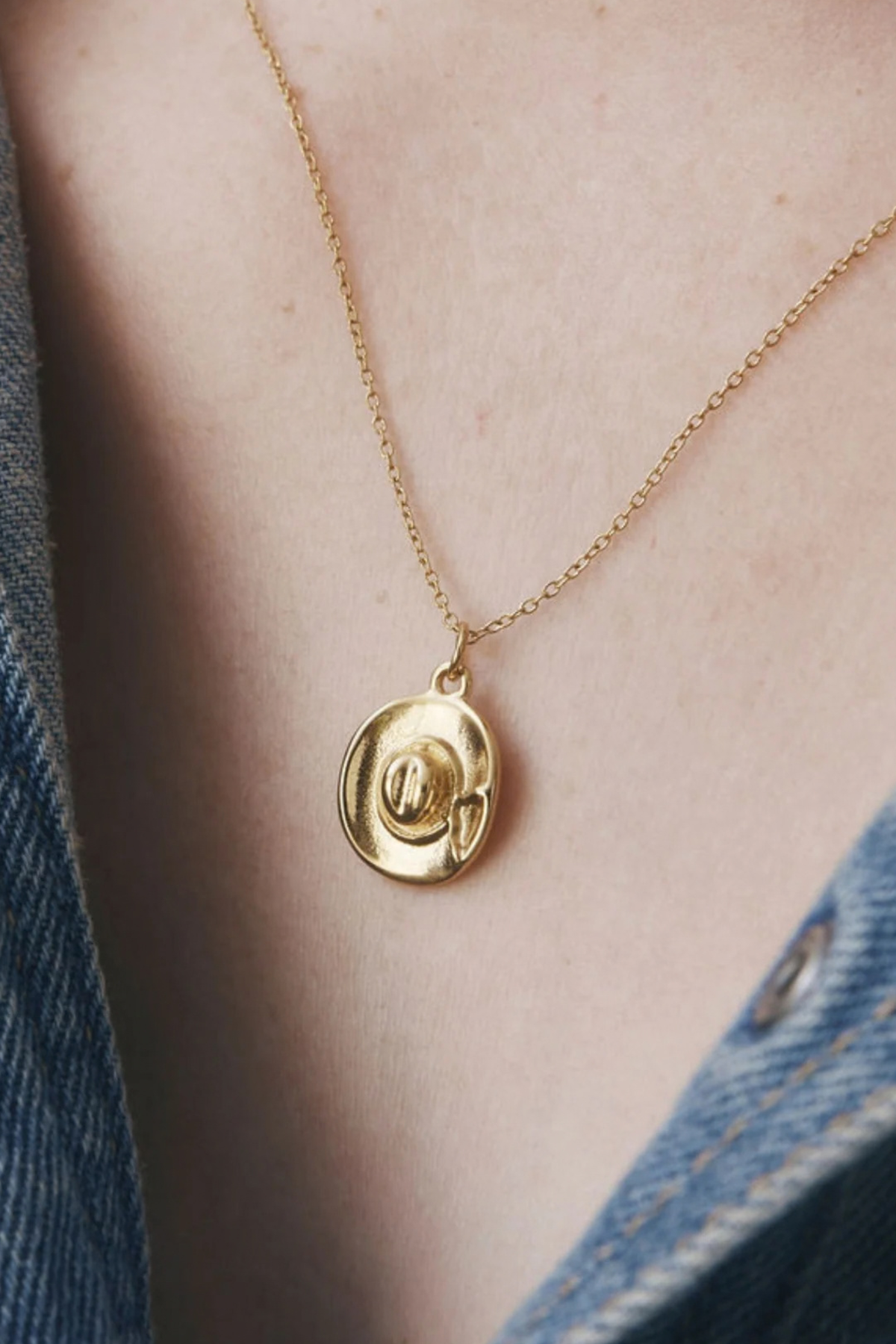 Howdy Necklace by Castel & Co is a gold-plated stainless steel necklace featuring a playful cowboy hat detail. Designed with a fine, lightweight chain to keep the look balanced and easy to wear, it works well layered or styled solo as a statement piece. Necklace length 40 + 5 cm extension, secured with a lobster claw clasp. Lightweight (5g), waterproof, and hypoallergenic.